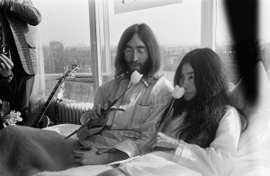 Bed-In_for_Peace,_Amsterdam_1969_-_John_Lennon_&_Yoko_Ono_02